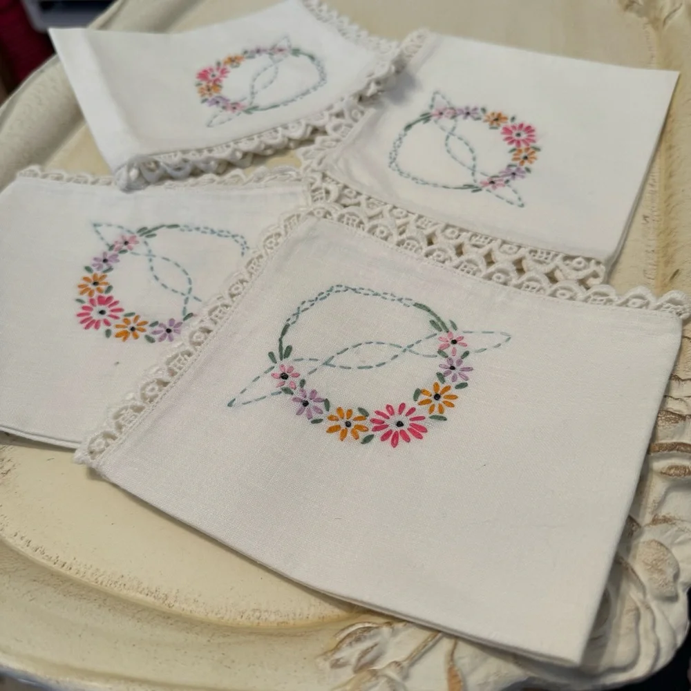Vintage Hand Embroidered Linen  Floral w/Crocheted Lace Border 4/ Napkins